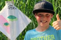 Un garçon de 7 ans fabrique deux pancartes afin de sauver les tortues au lac Brompton